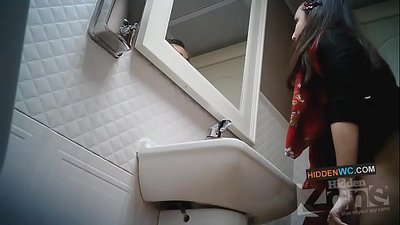 Pamjet me kamerë të fshehtë në banjën e grave (1)