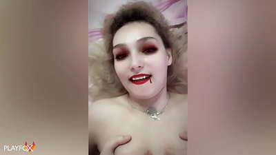 Ivan Helsing fucks fort një vampir seksi dhe vjen në bythë e saj