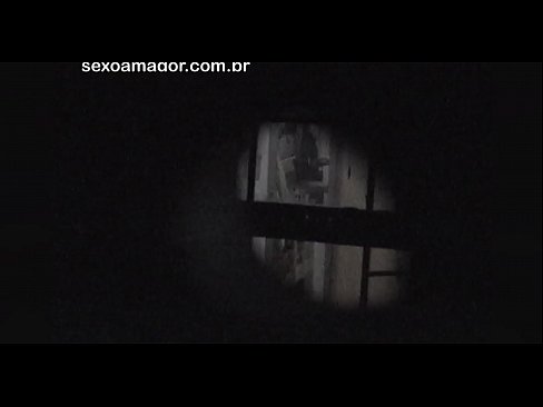 ❤️ Blondie filmohet fshehurazi nga një soditës i lagjes i fshehur pas tullave të zbrazëta ❤️ Video e ndyrë në sq.mysexgamer.ru ❌️❤